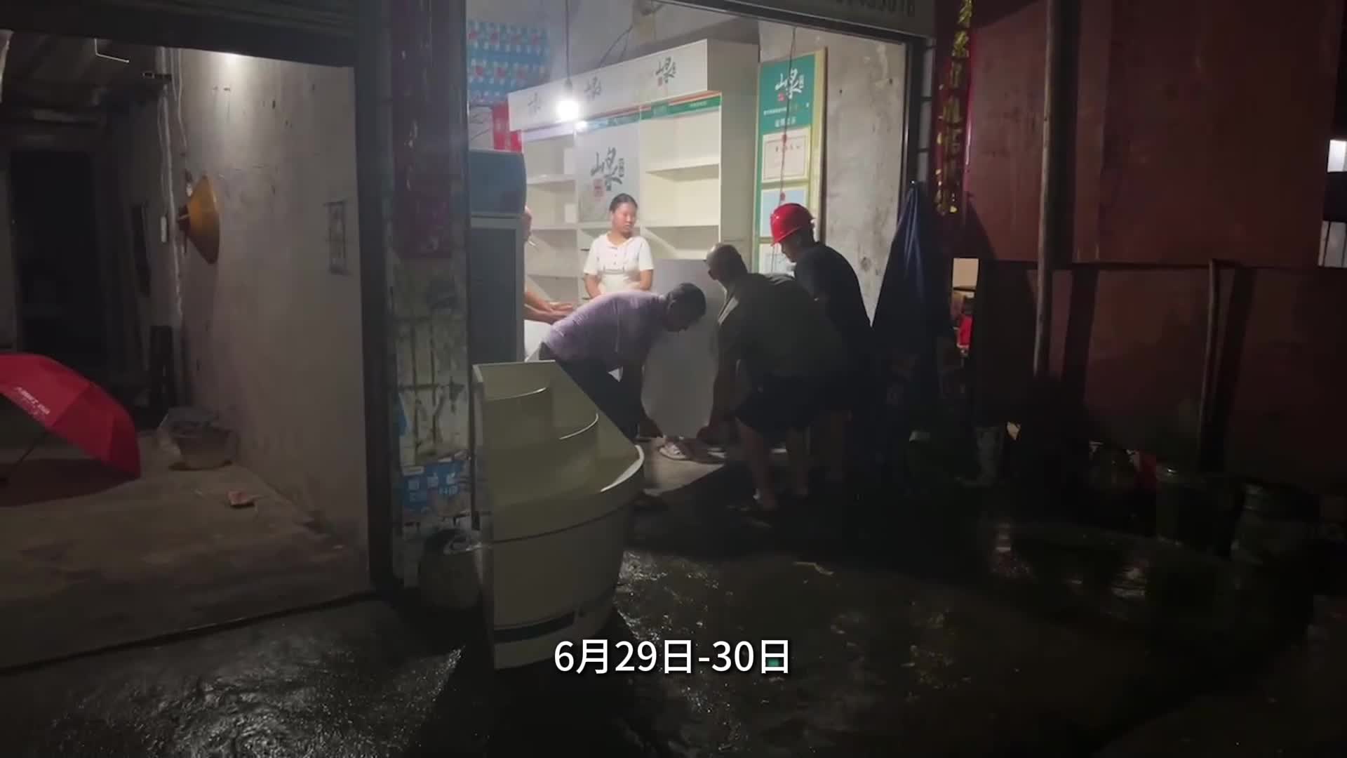 视频|中方县铜湾镇：干群合力 共抵洪峰