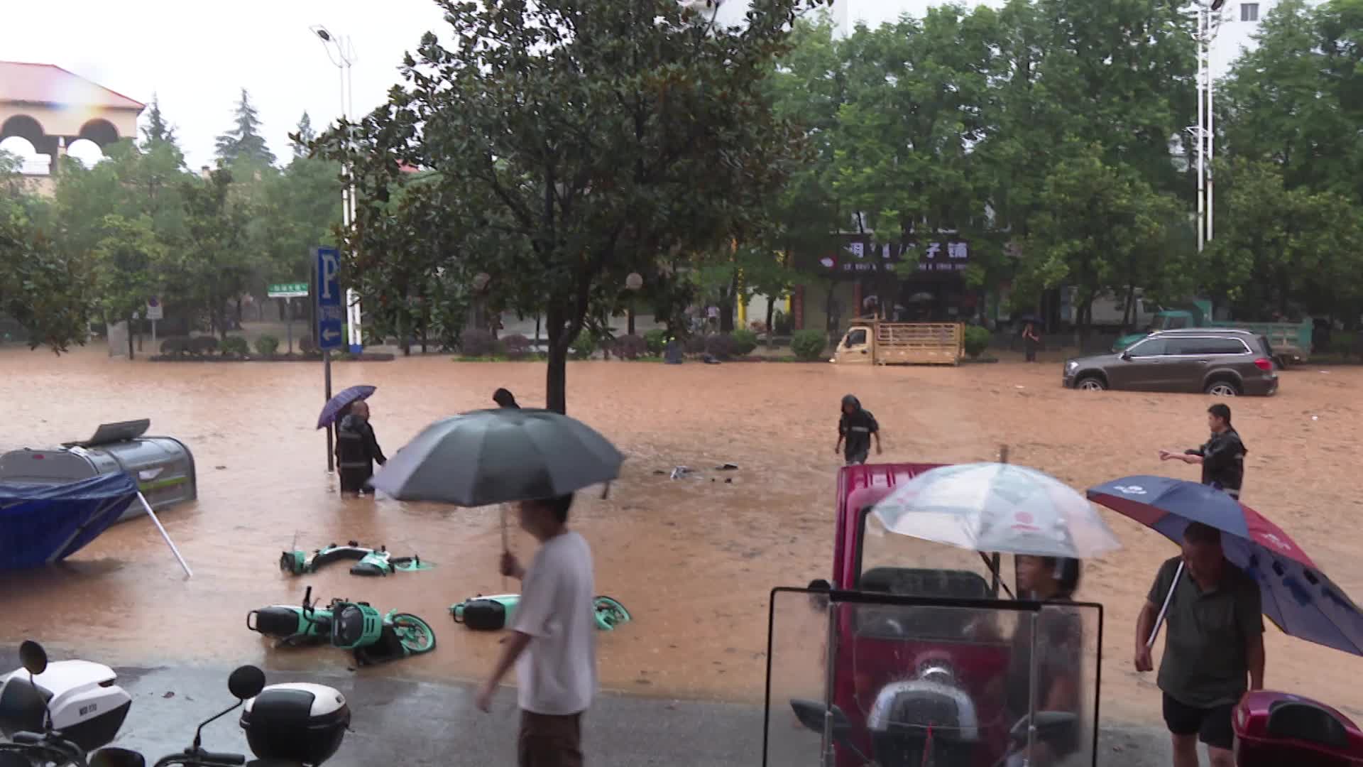 视频|中方县城管执法局：暴雨积水 紧急排涝