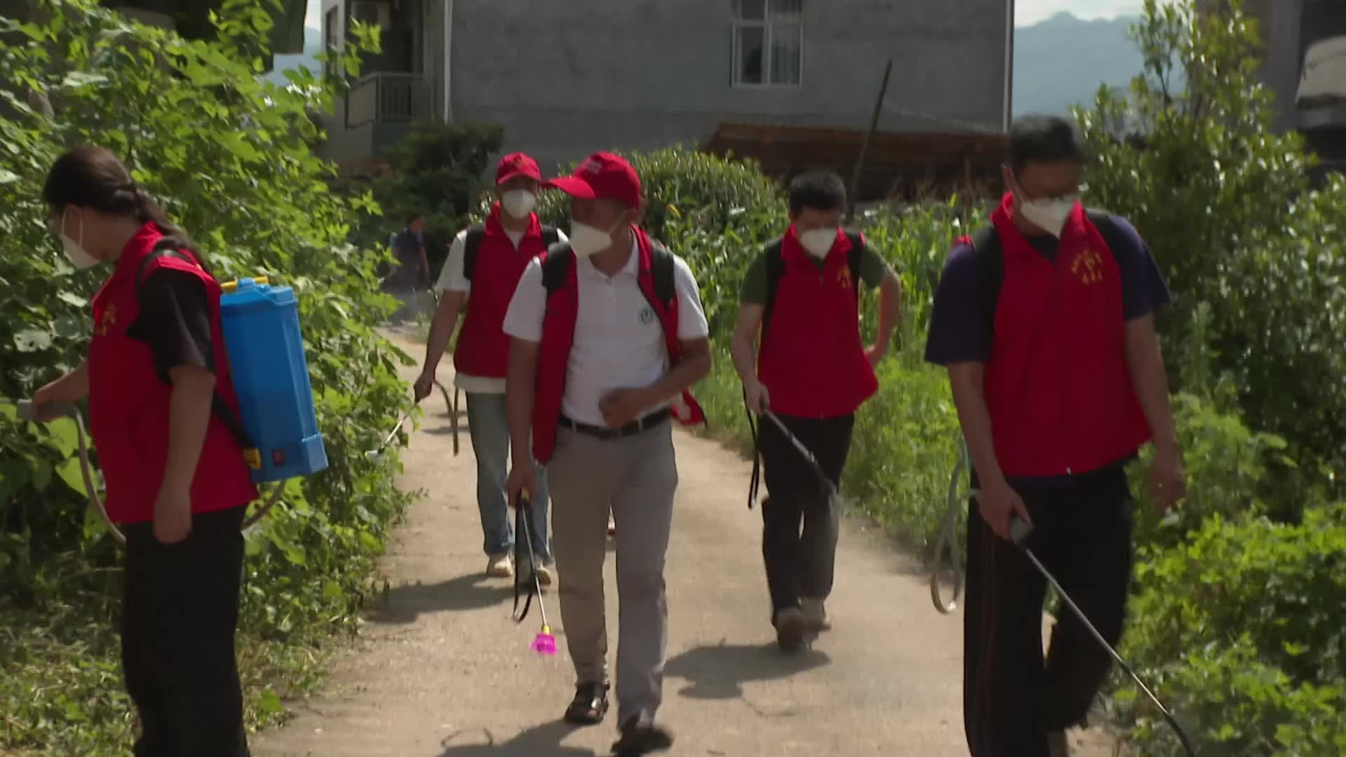 视频|怀化职业技术学院助力中方县顺福村灾后消杀工作