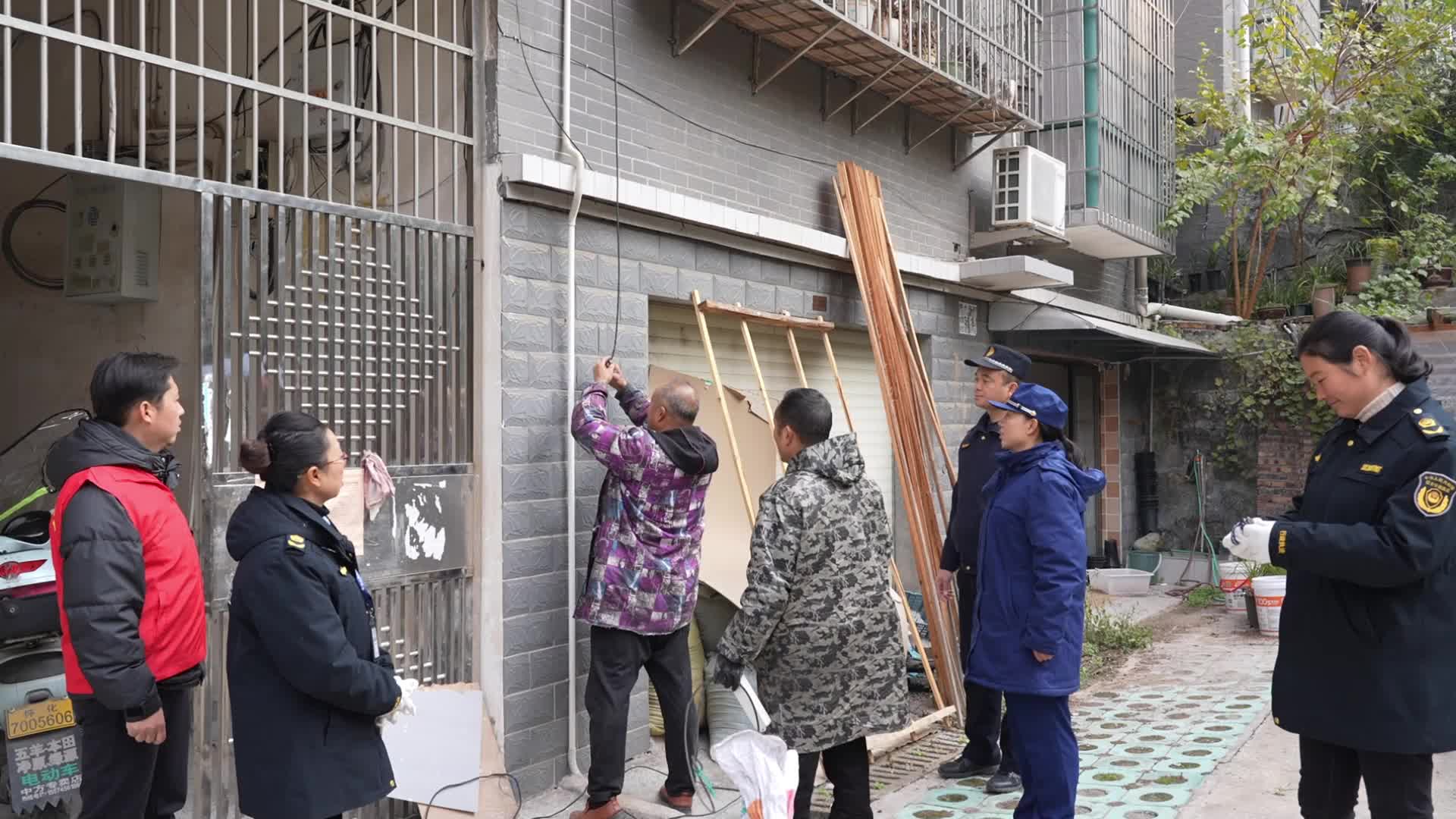 视频|中方县城管执法局：开展“飞线充电”、乱搭乱建熏烤腊肉专项整治行动