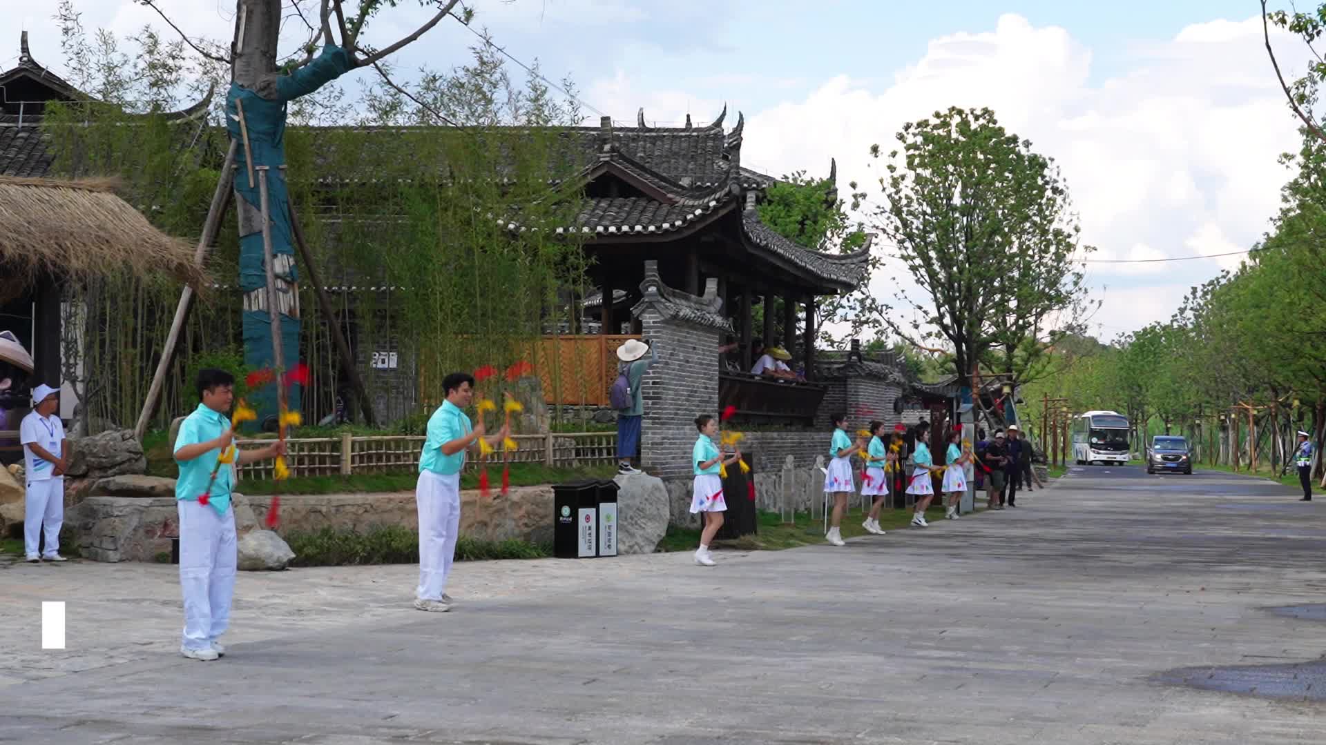 视频|出席第五届湖南旅发大会的旅行商及旅游平台运营商嘉宾走进中方县荆坪古村
