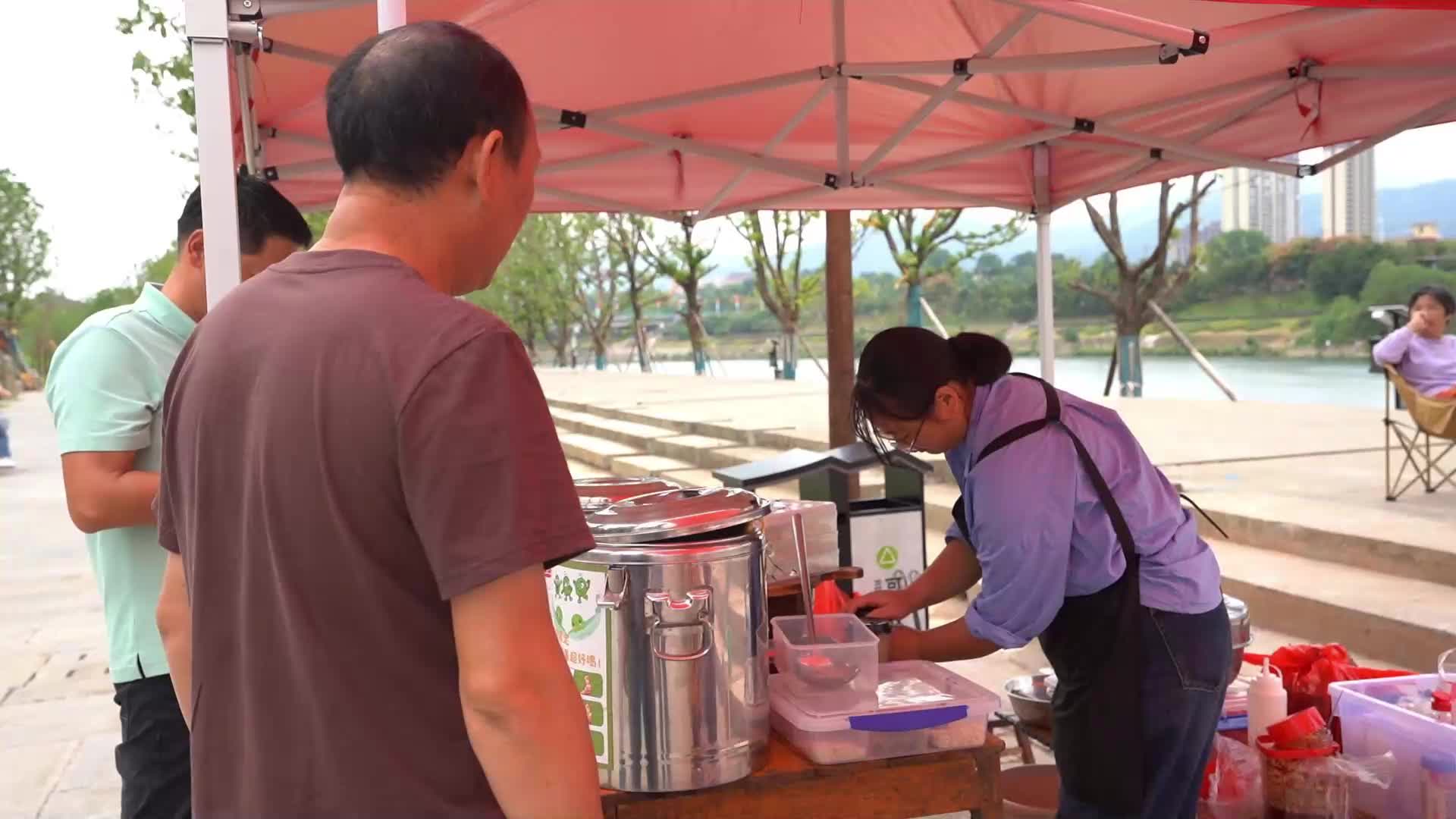 视频|荆坪见变化·旅游带来新气象 古村小吃生意好