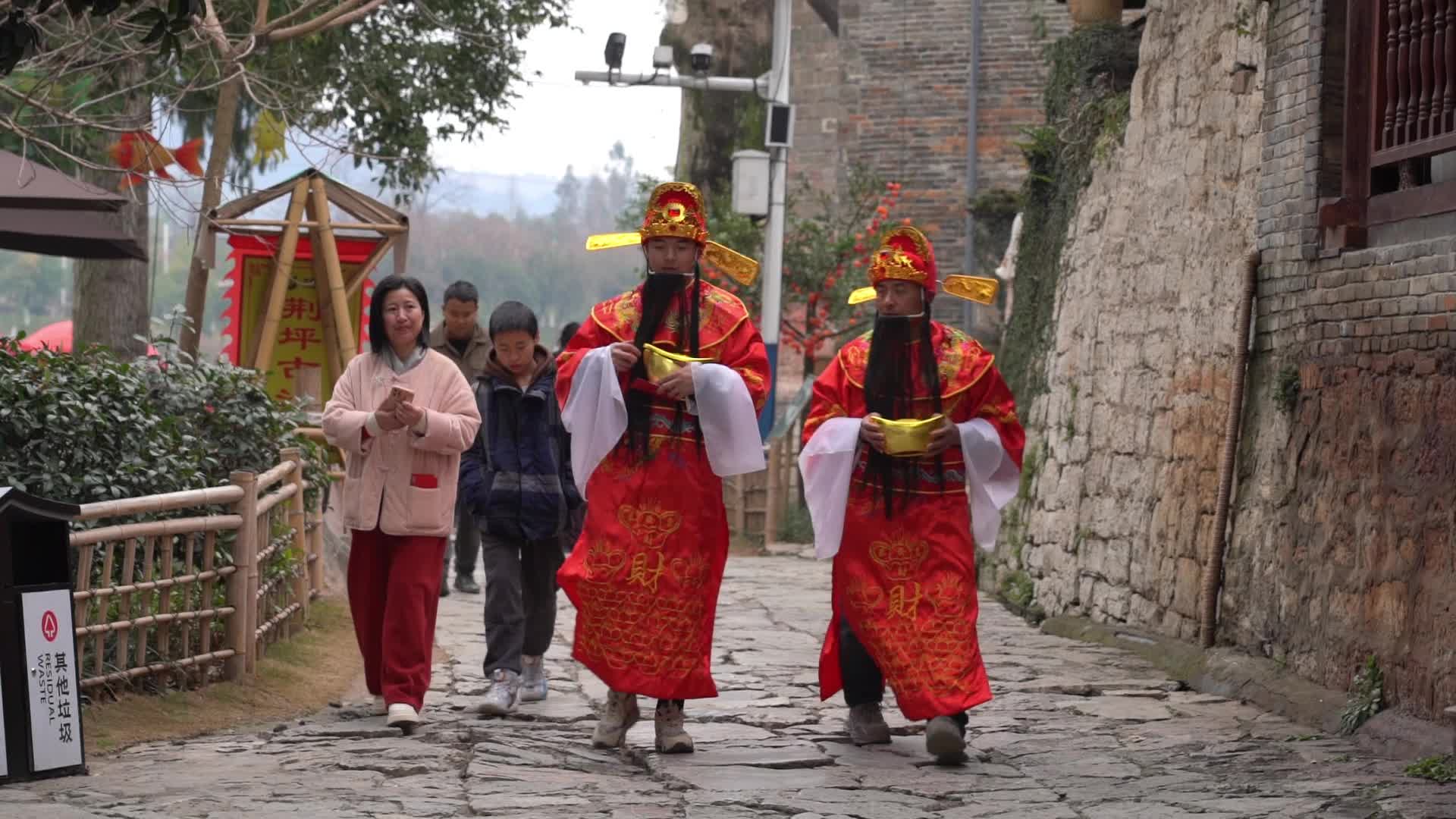 视频︱中方：正月初五迎财神 荆坪古村人气旺