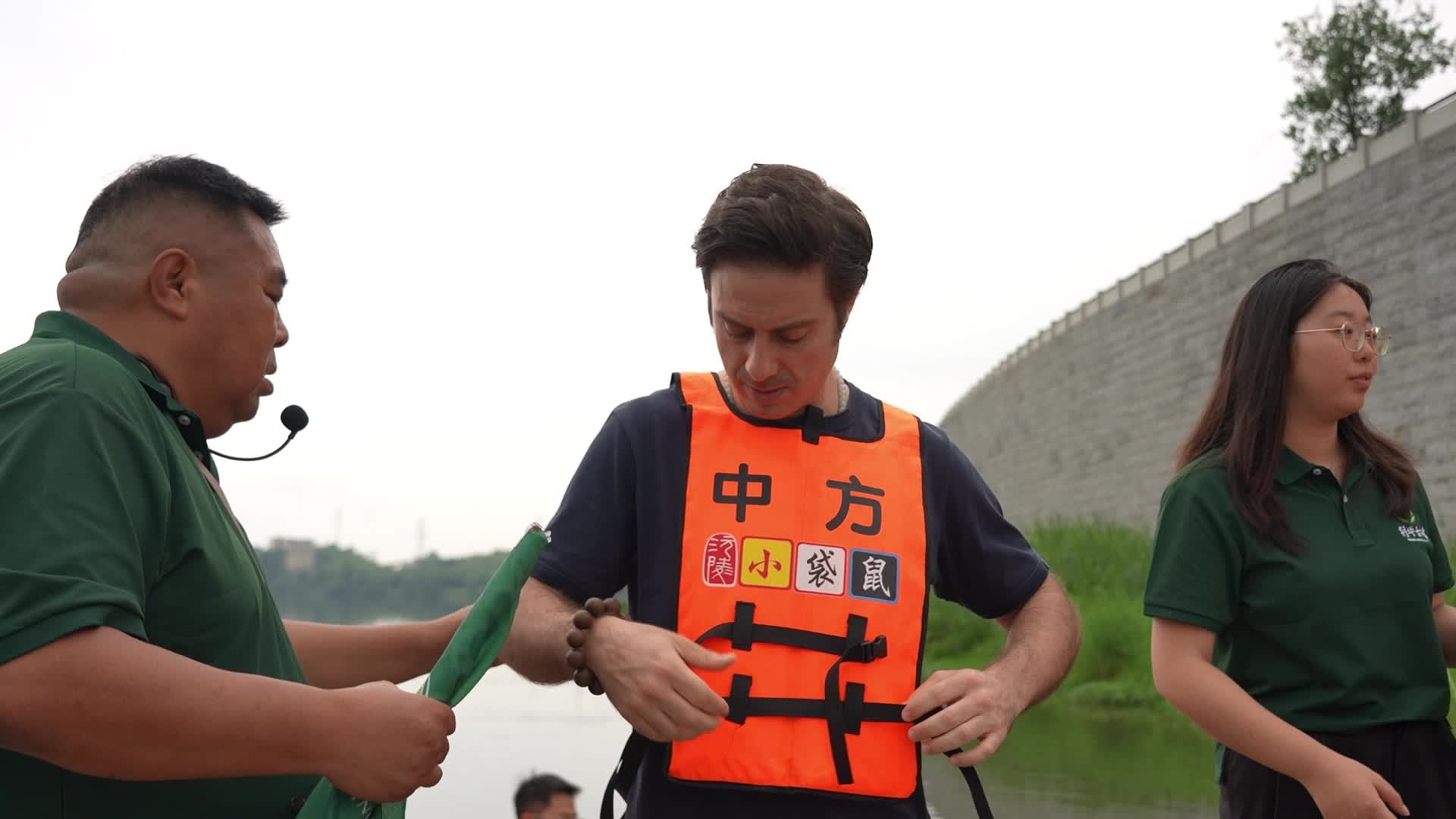 视频|海外网红在荆坪体验划龙舟，直呼好玩！