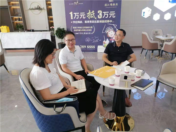县教育局调研城区学校建设