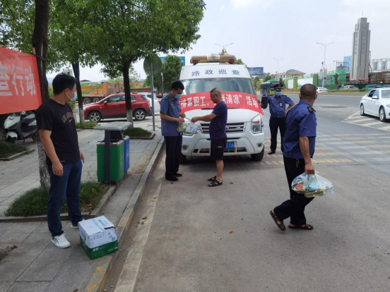 中方县交通运输综合行政执法大队:情系职工，夏送清凉