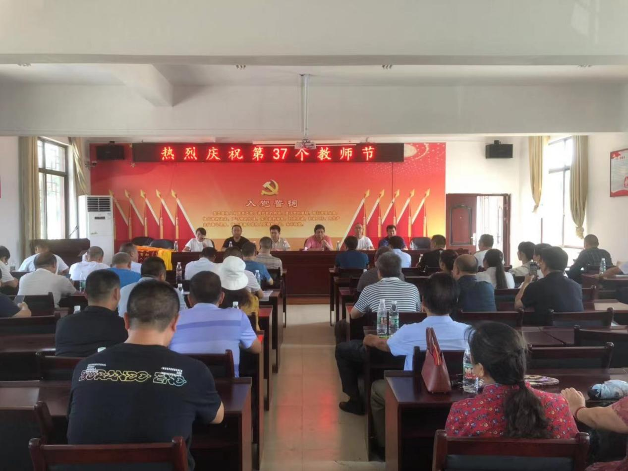 新建镇：开展教师节慰问活动