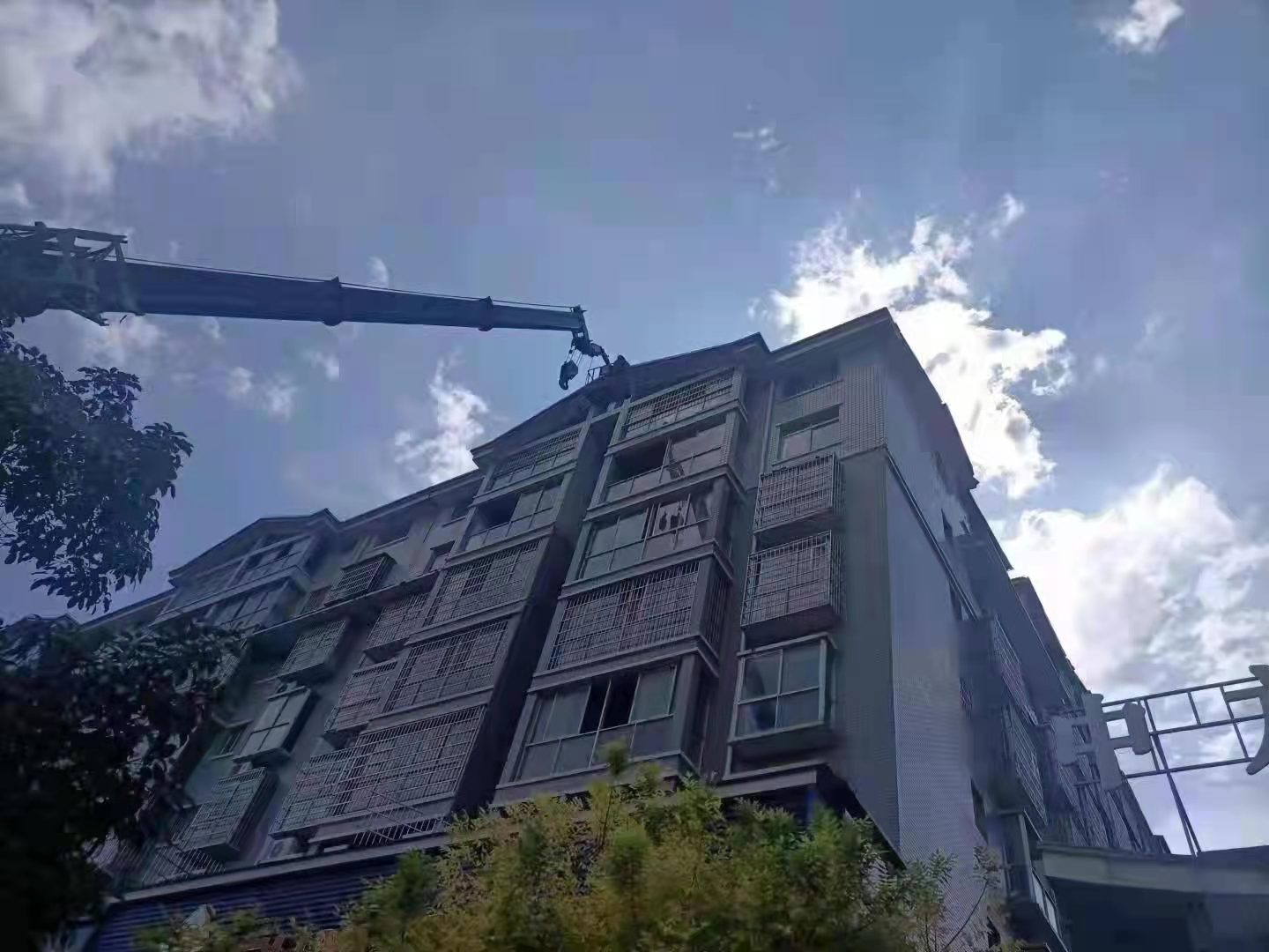 中方镇：为民办事担使命，严抓安全不松懈
