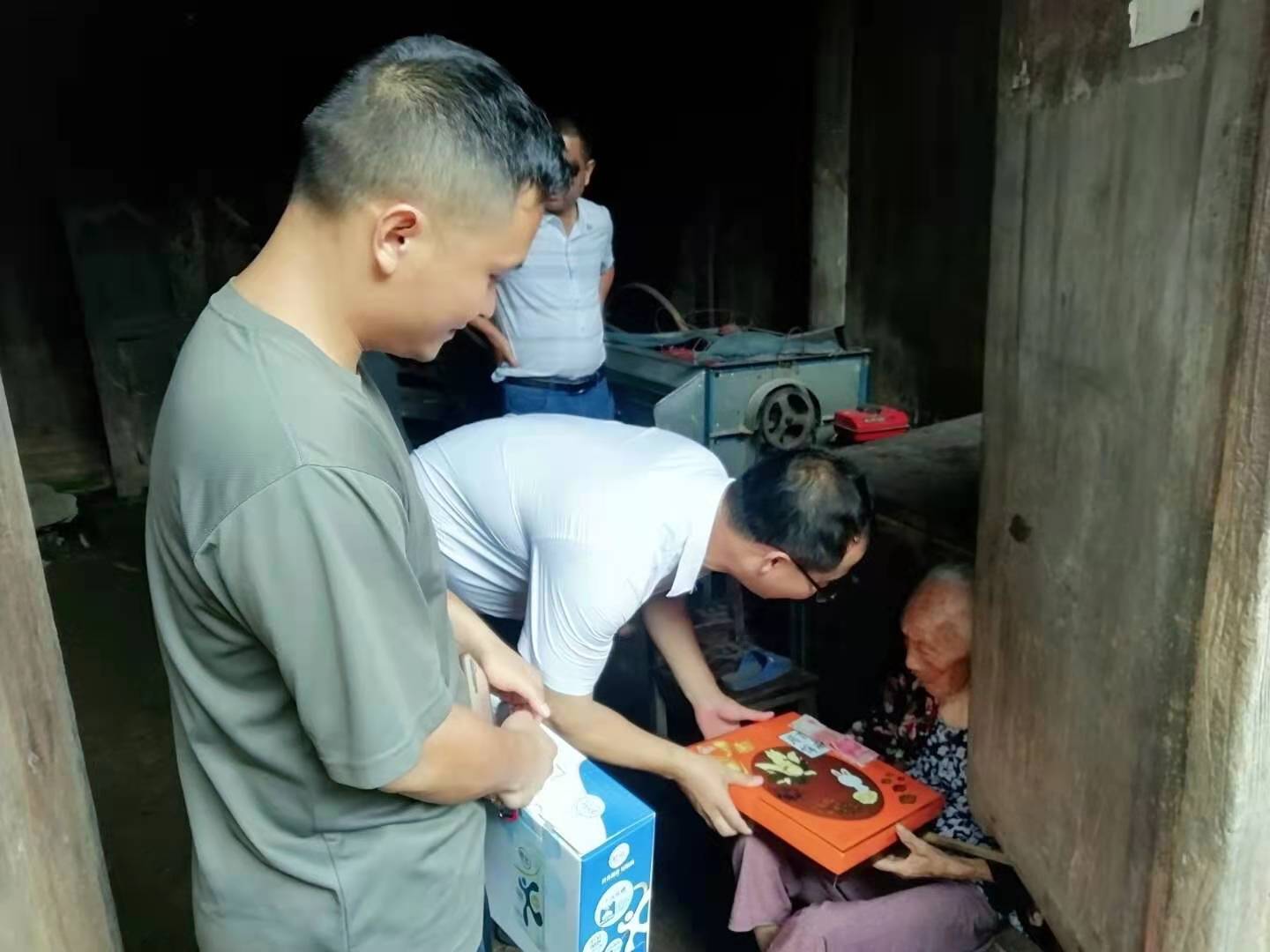 铜鼎镇：中秋节前夕慰问全镇80岁以上老人