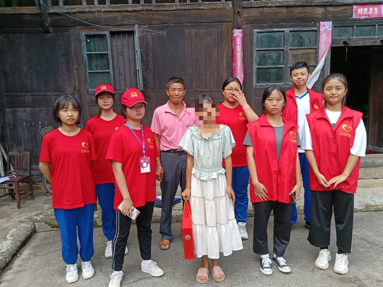 中方一中：雷锋青少年中秋情暖困境儿童