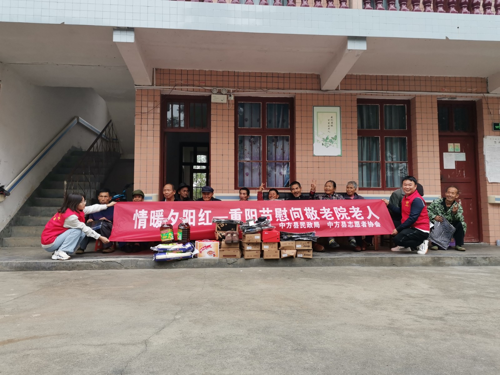 县民政局联合县志愿者协会到新建镇敬老院送温暖