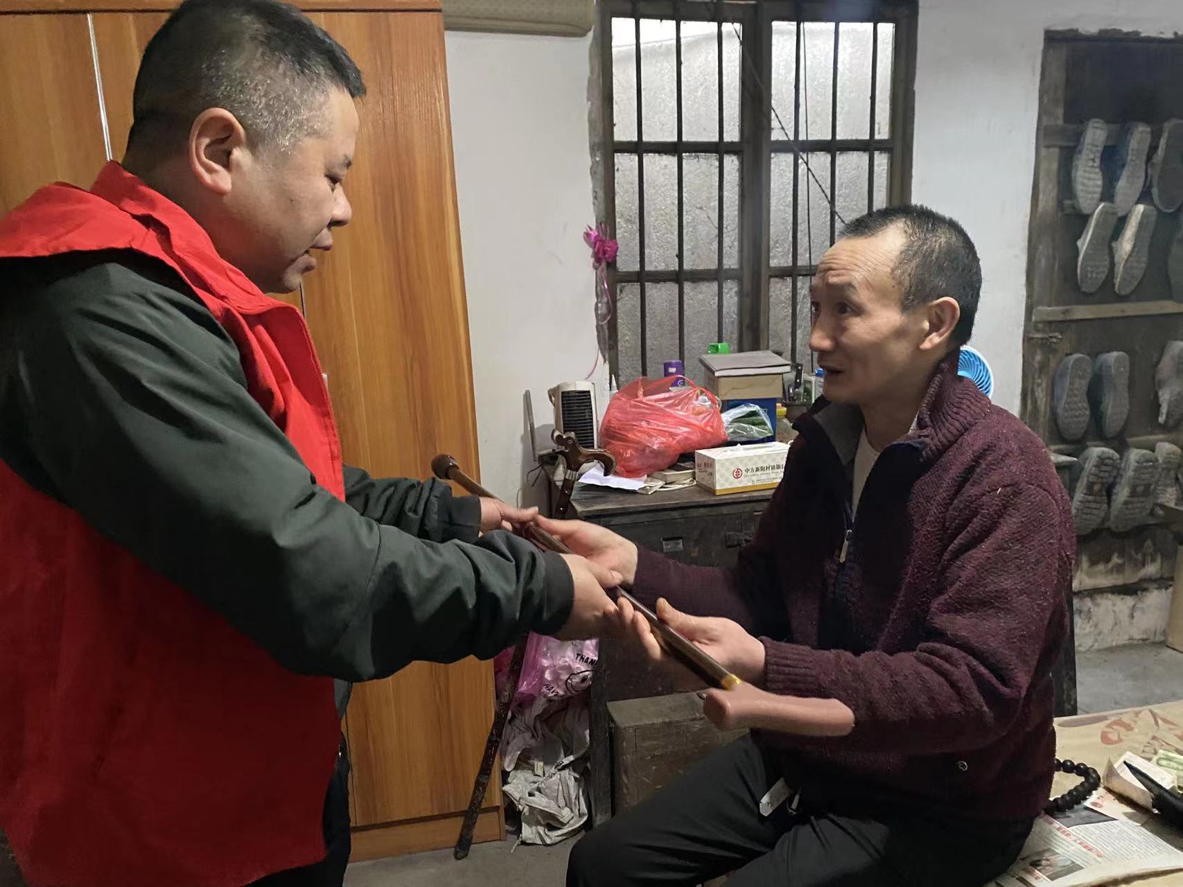 桐木镇宝塔社区：“五个到户”走访解民意 送新拐杖上门暖民心