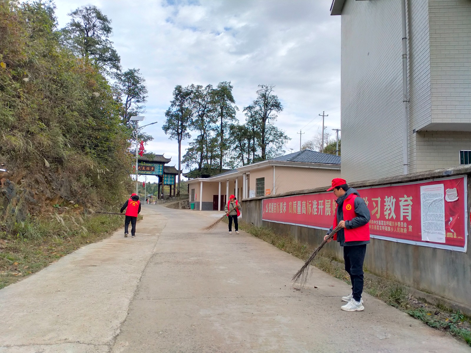 蒿吉坪瑶族乡：学党史办实事  党员带头建设“美丽团寨”