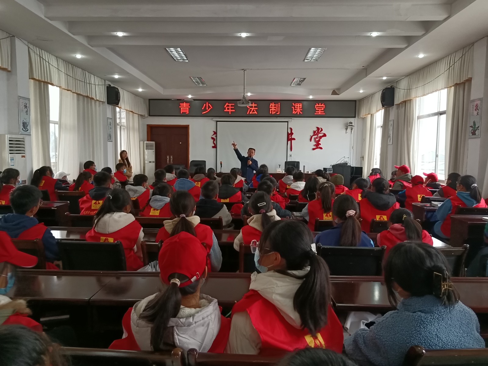 中方开展青少年法制课堂 护航未成年人健康成长