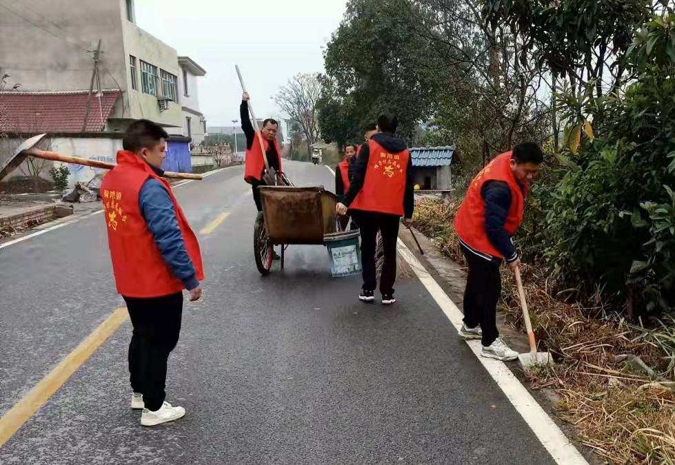 铜湾镇堆子村开展新时代文明实践清扫院落便道、省道两侧道路活动