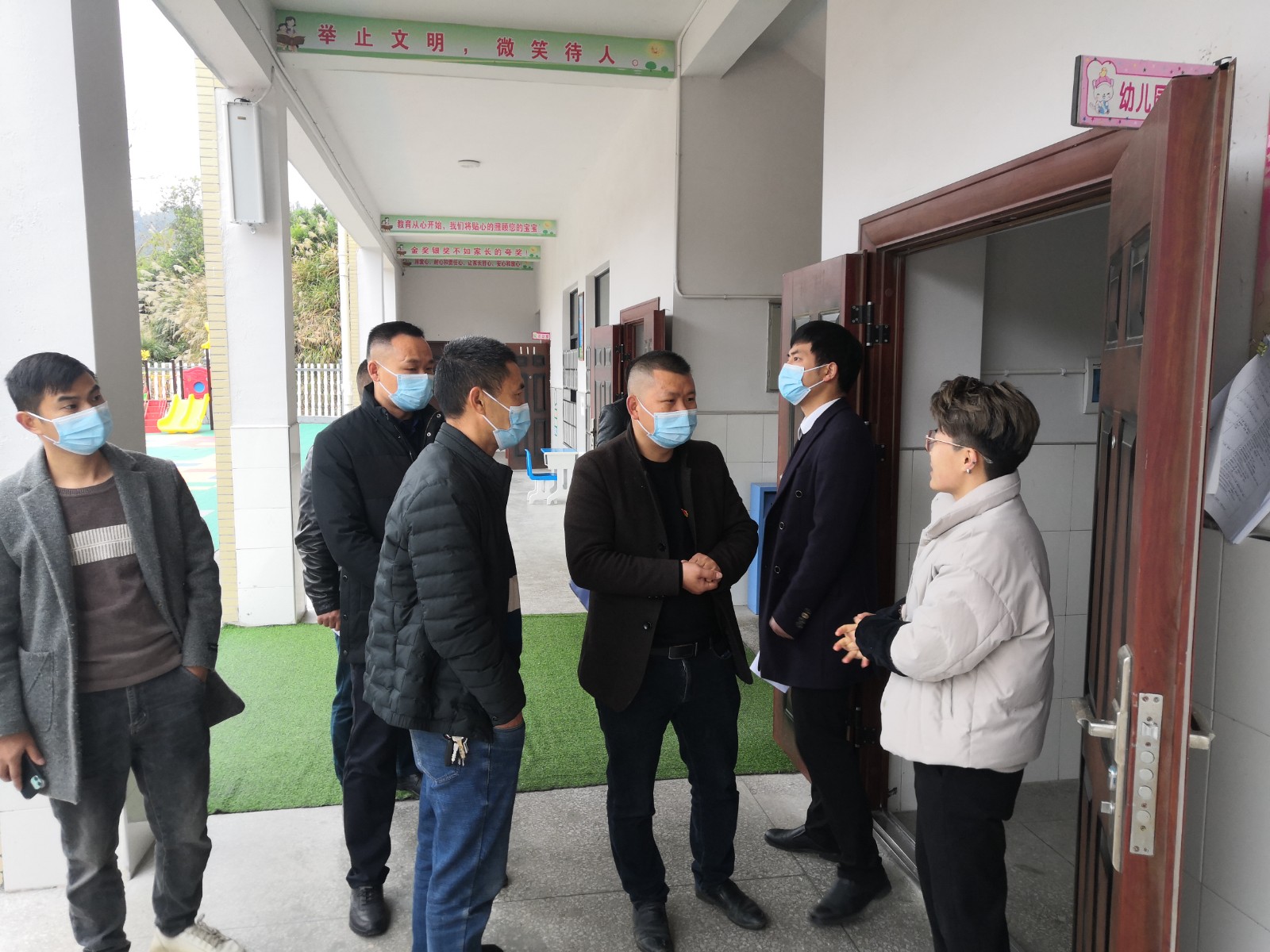 新路河镇组织县乡两级人大代表集中视察教育工作