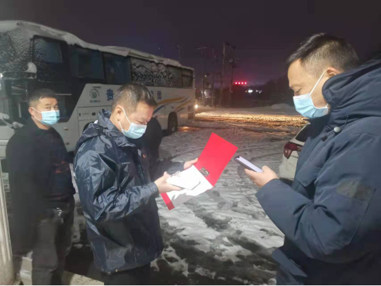 冰雪无情人有情   --中方县为高速路口滞留旅客送温暖