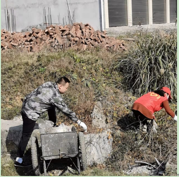 花桥镇火马塘村：党员干部带头打扫卫生 带动群众参与环境整治
