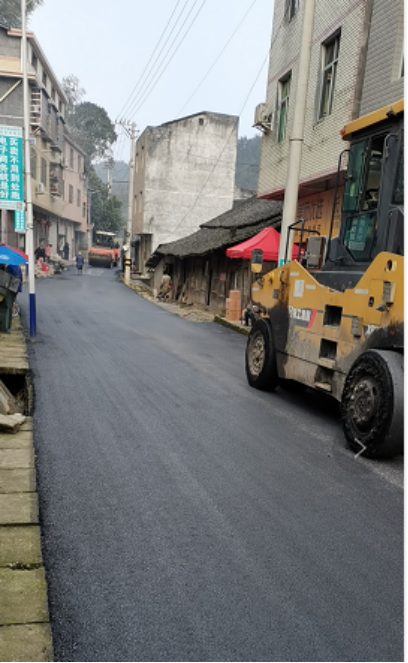 接龙镇：集镇铺设沥青路 人居环境焕新颜