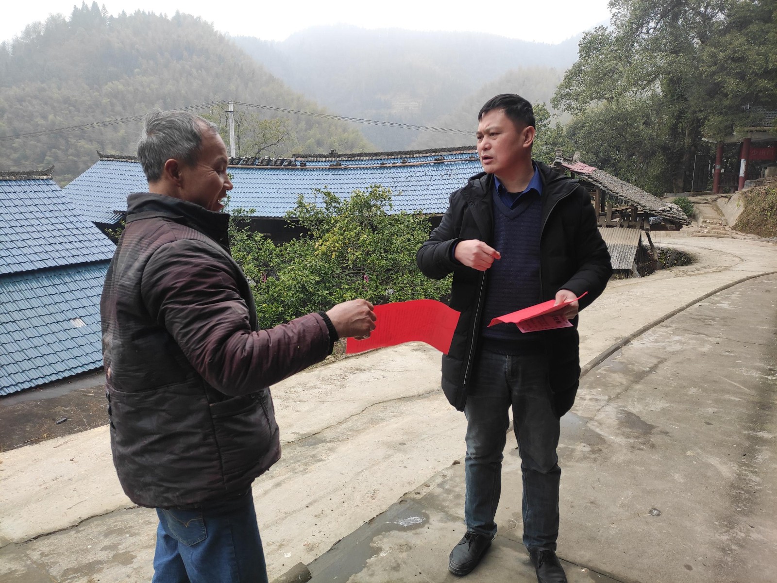 新路河镇:开展“敲门行动”为群众派送“暖心包”