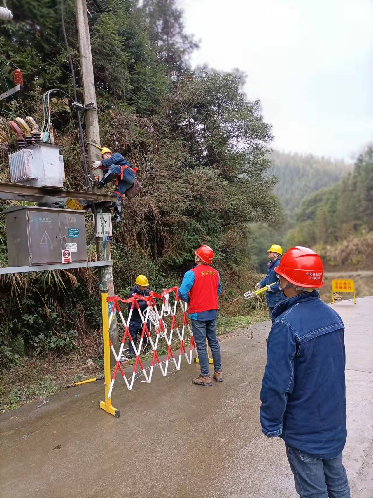 国网中方县供电公司：推磨式轮换配变  积极备战春节保电