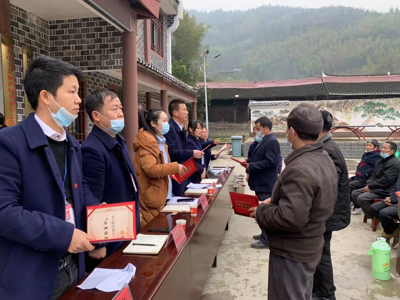 铜湾镇梅树村表彰“优秀组长”
