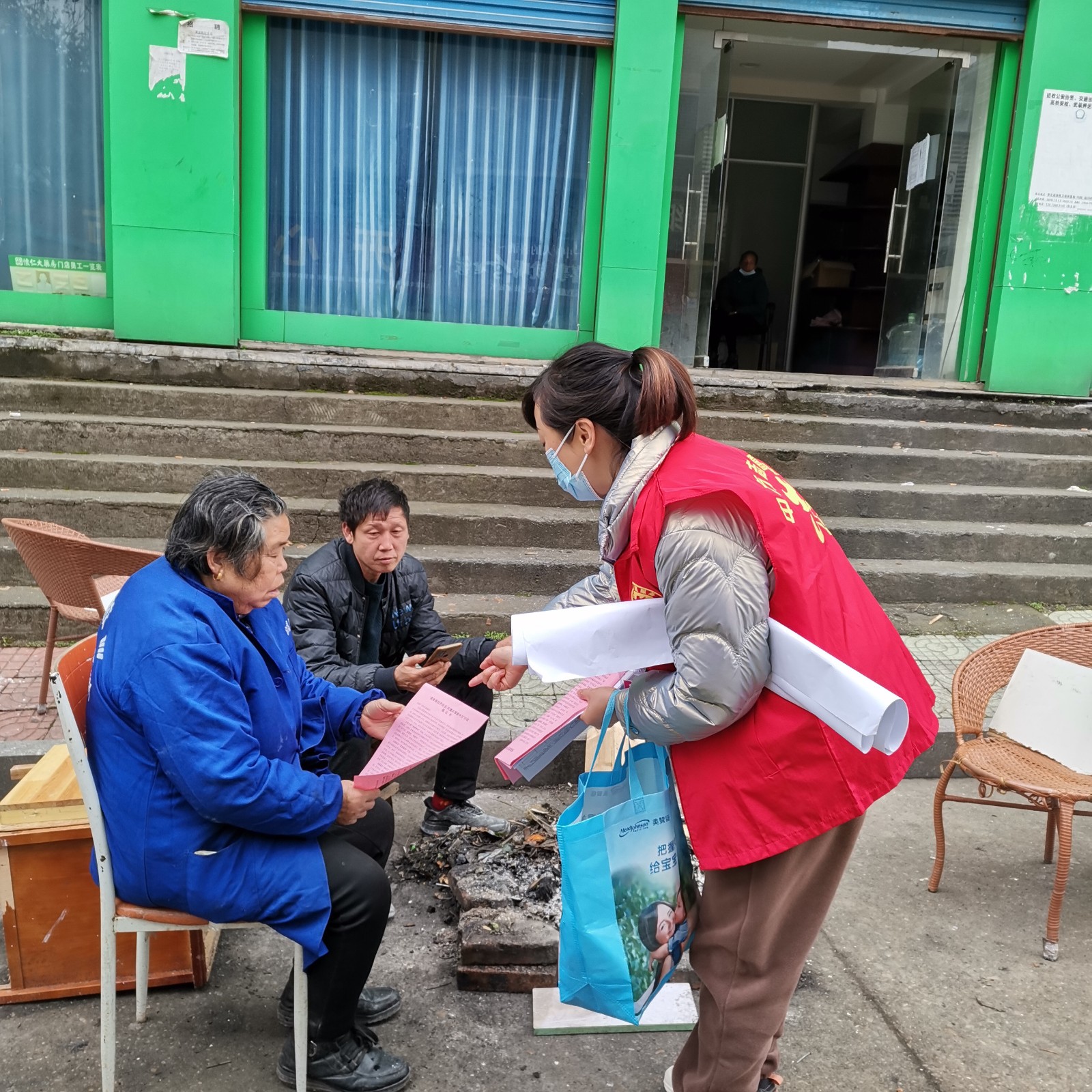 中方镇：凝聚巾帼力量   助力"敲门行动”