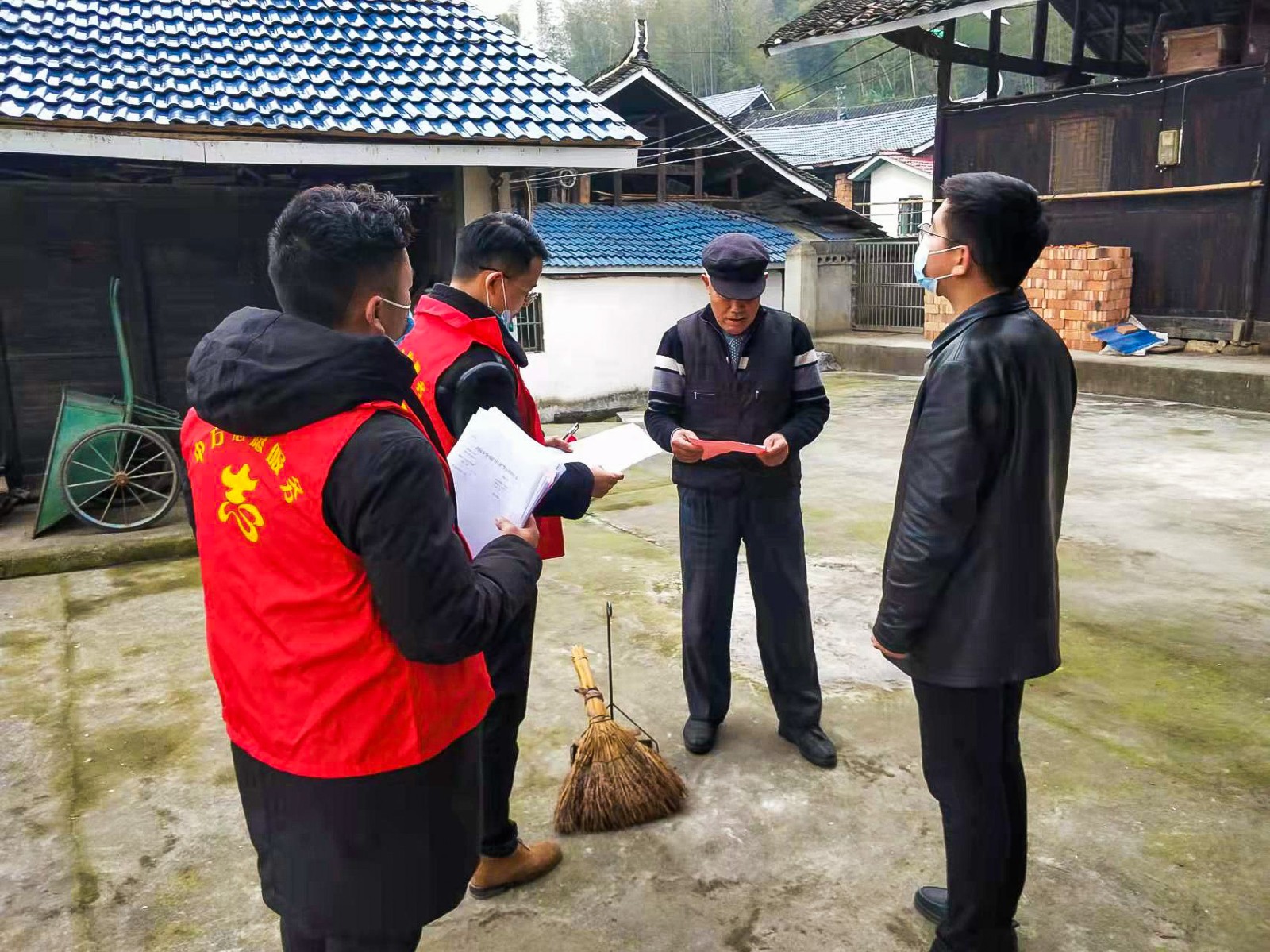 新建镇：积极开展“敲门”志愿服务活动