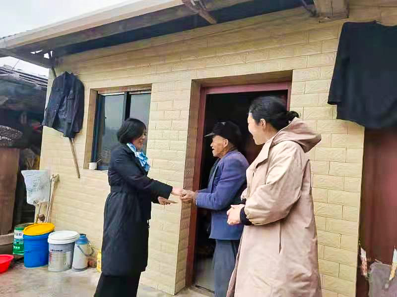 县领导到新建镇慰问老党员、特困户及留守女童