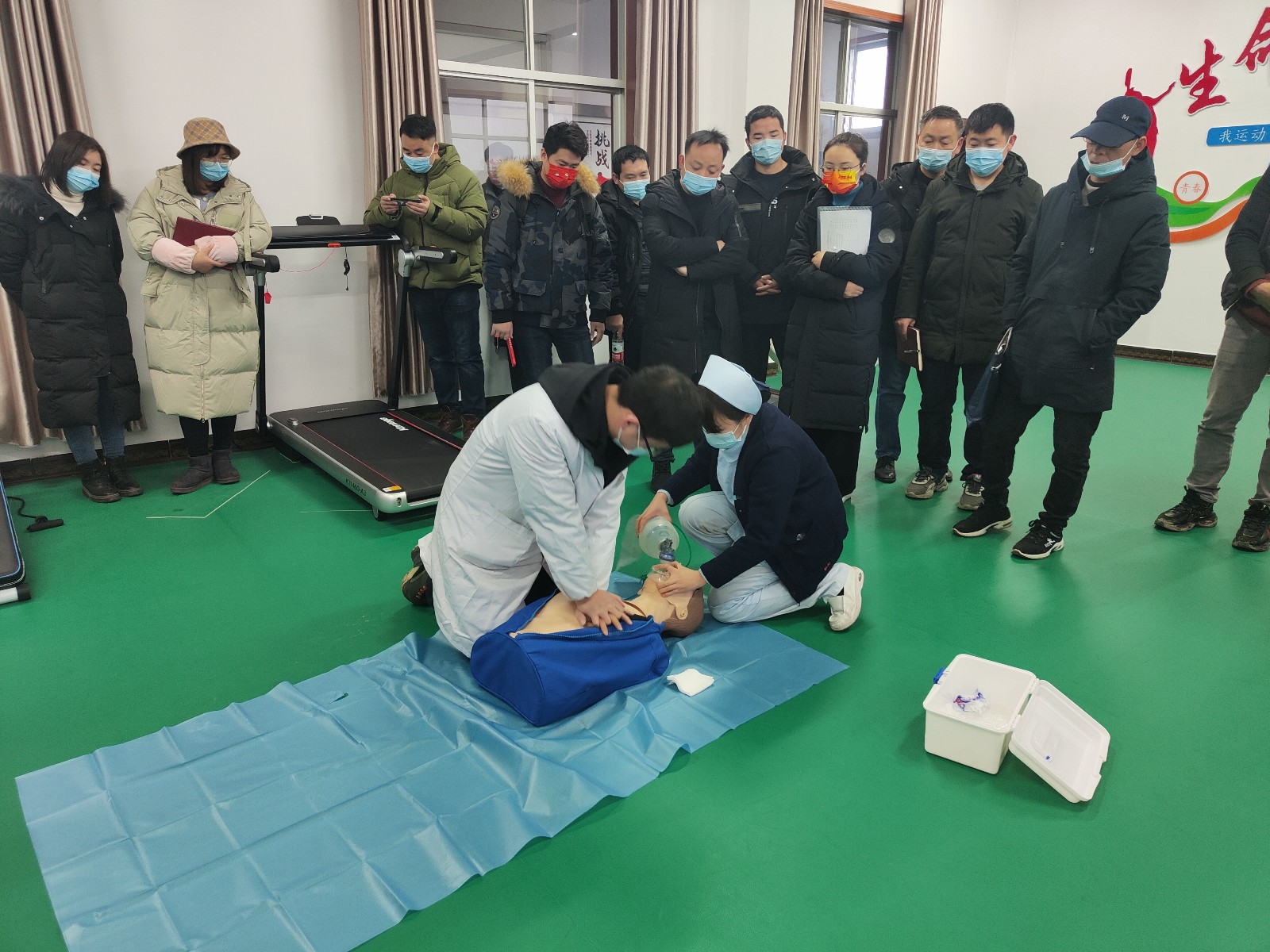人人学急救 急救为人人——县人民医院急救知识进机关