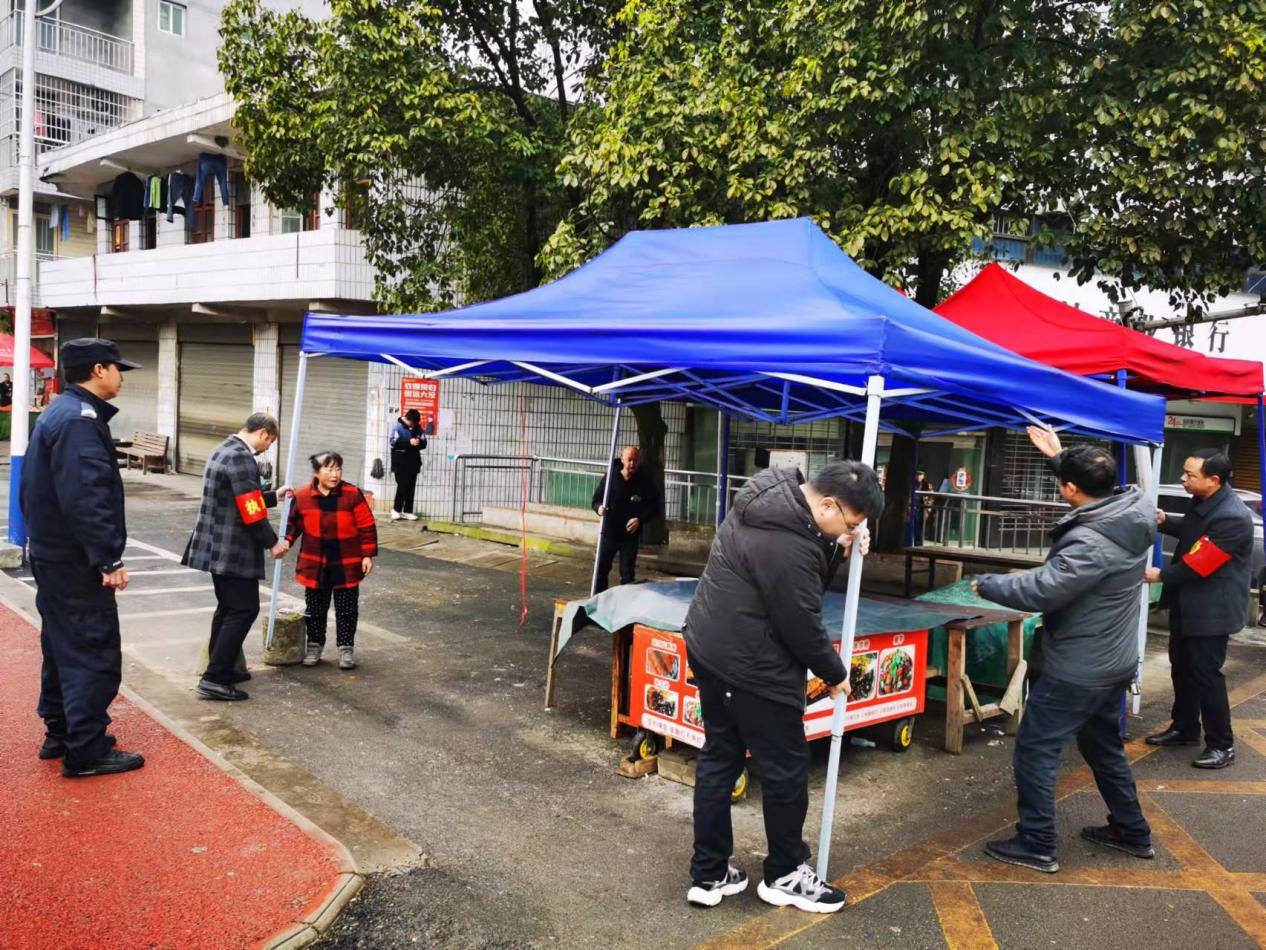 新建镇：开展“顽瘴痼疾”马路市场整治行动