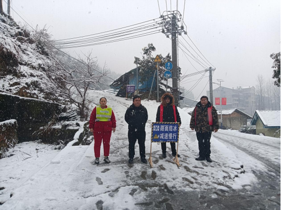 接龙镇：抗击风雪保畅通，干部民警在行动