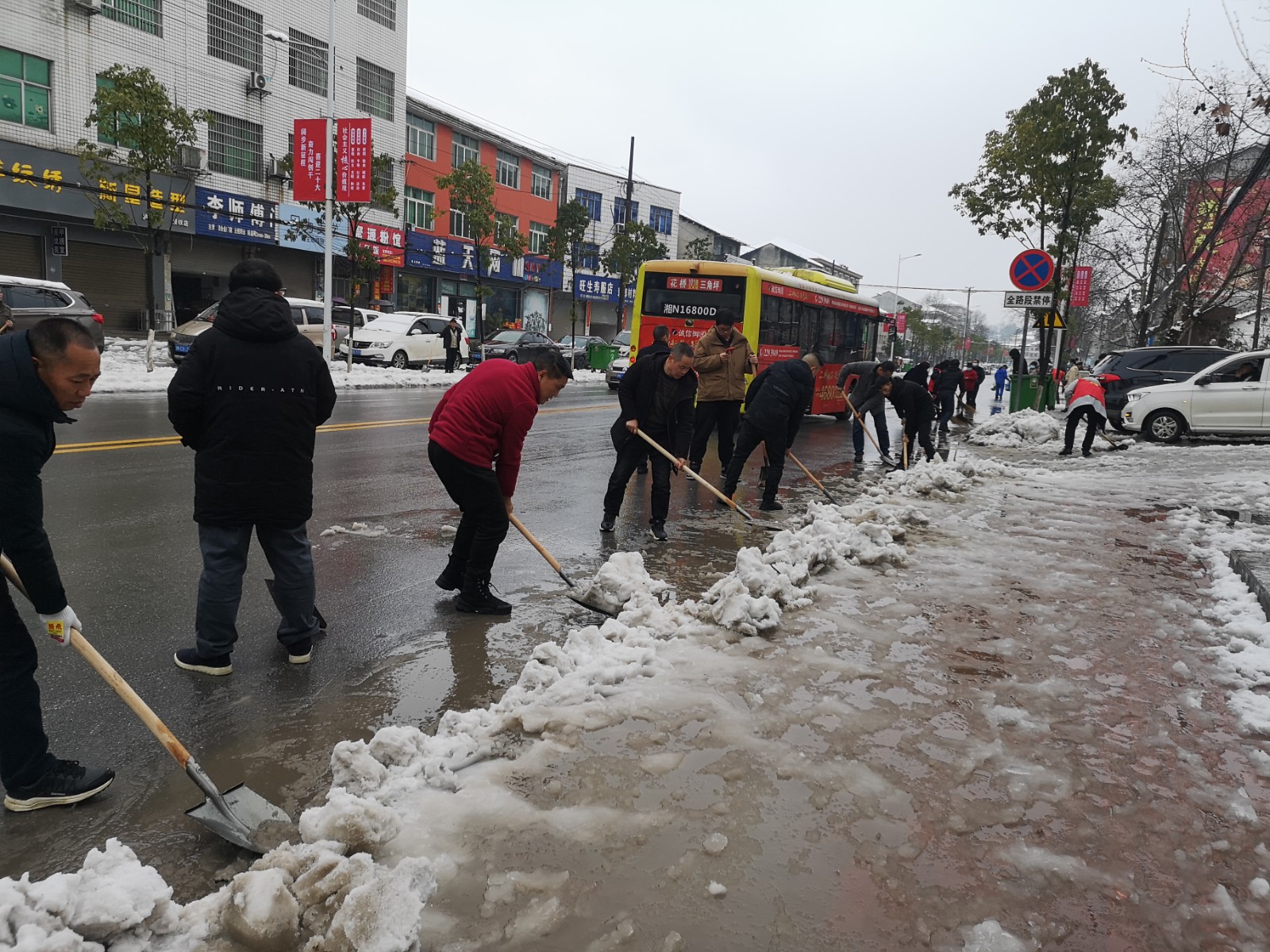 党员干部聚合力 泸阳镇开展扫雪除冰行动