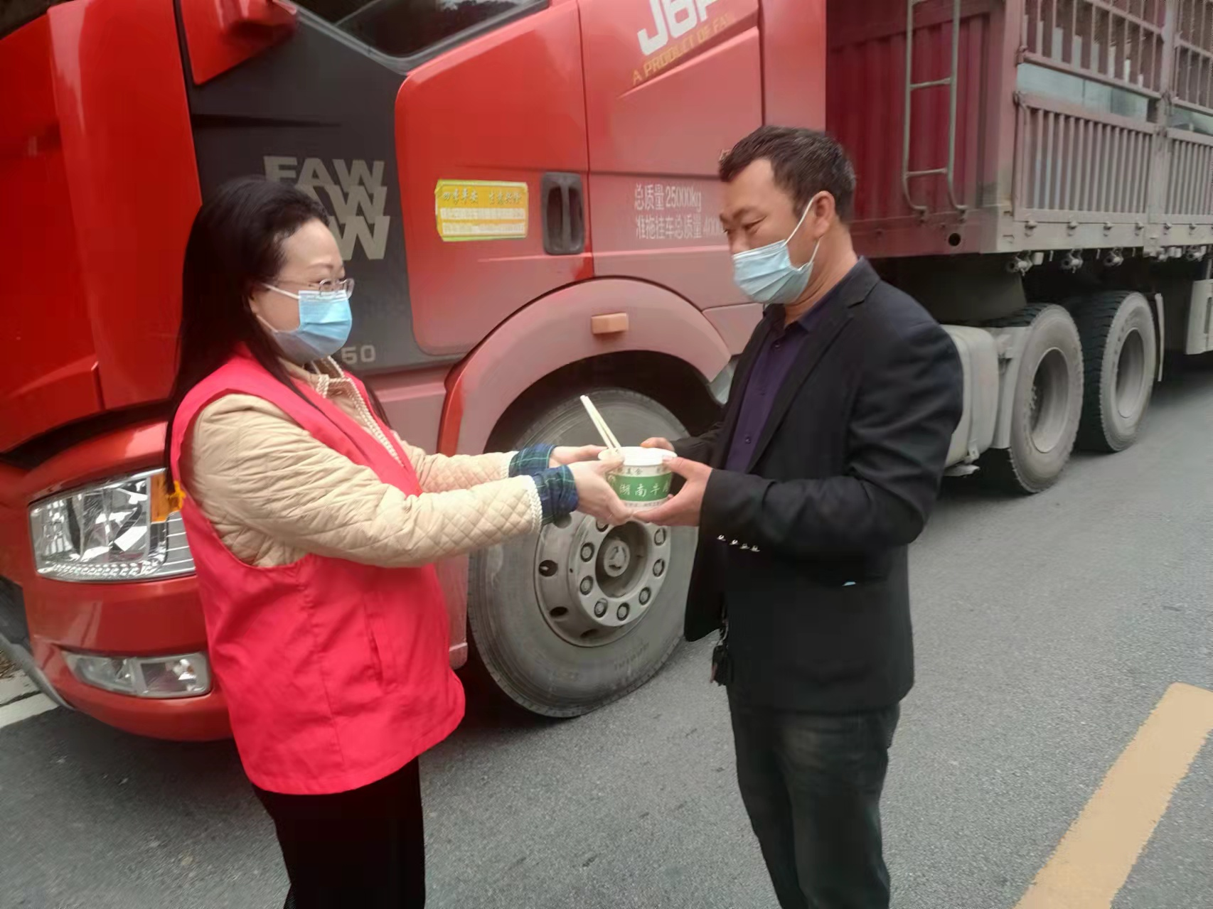 新建镇：疫情防控有力度  暖心服务有温度