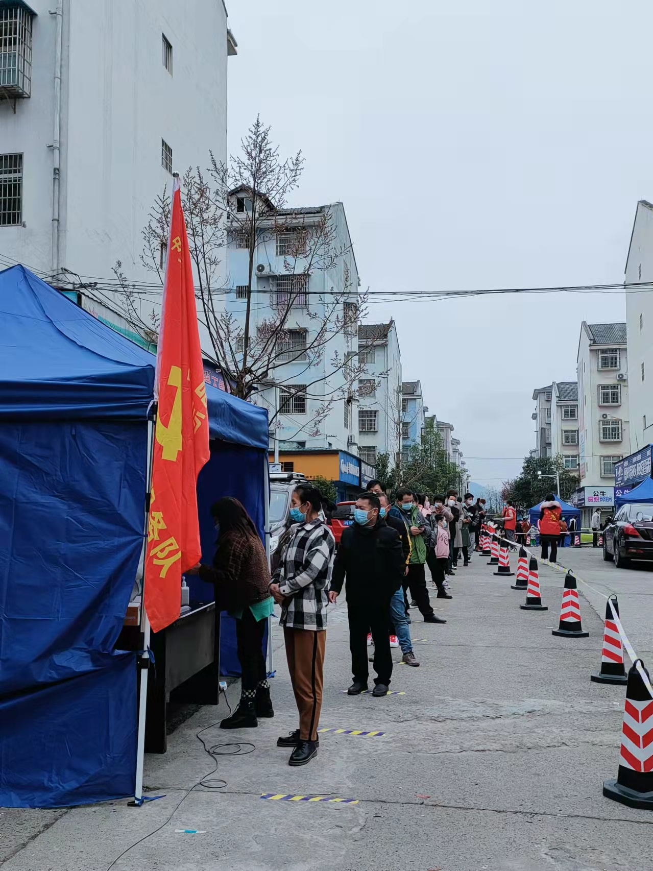 县自然资源局：建材市场网格区核酸检测点党旗飘扬