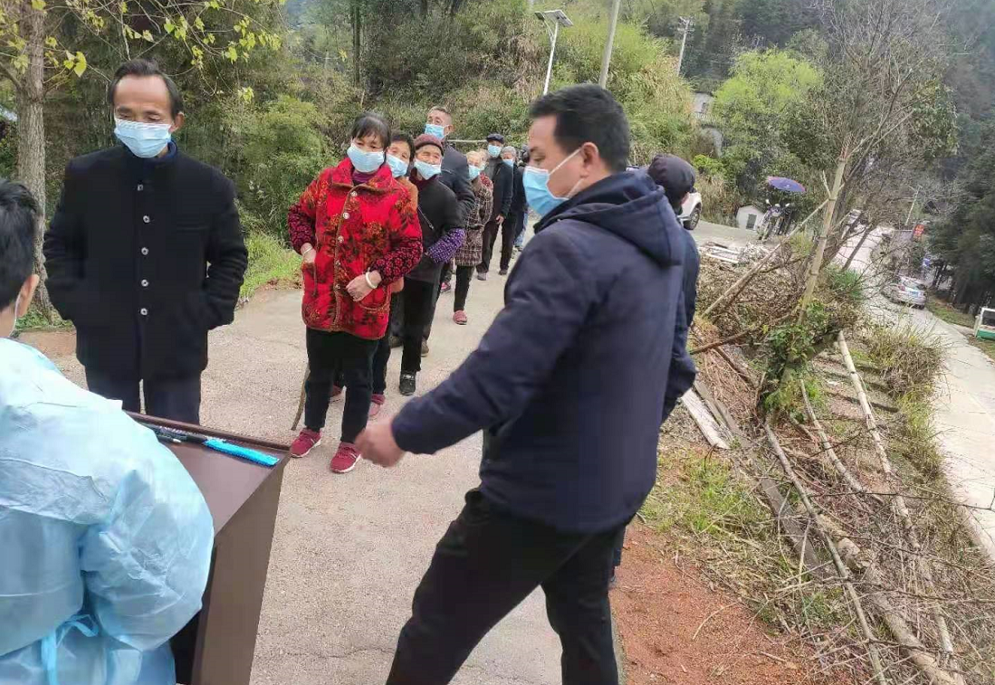 铜湾镇：亮明“身份” 全心全意为民服务