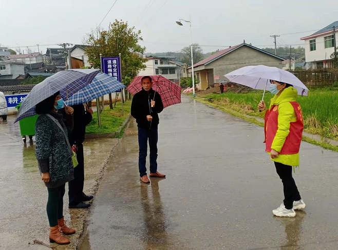 铜湾镇：雨中坚守 筑牢生命健康安全防线
