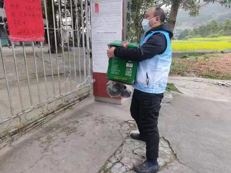 中方:疫情防控中 社工“化身”成为敬老院“跑腿员”