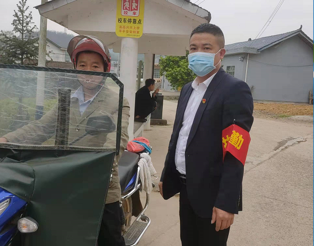 铜湾镇：开展常态化农村道路交通安全劝导工作