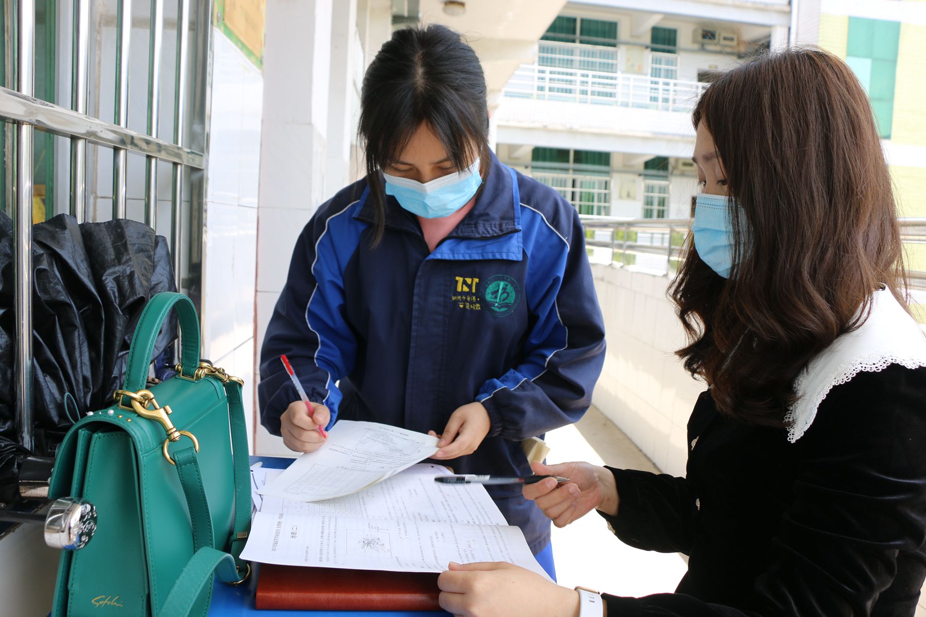 护航高考！中方一中高三全体教师中午为学生答疑解惑