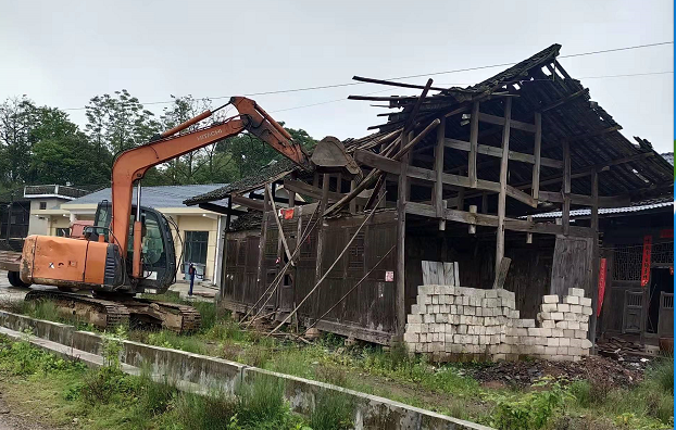 房屋建筑安全隐患大排查大整治｜铜湾镇：拆“危”保平安 提升人居环境