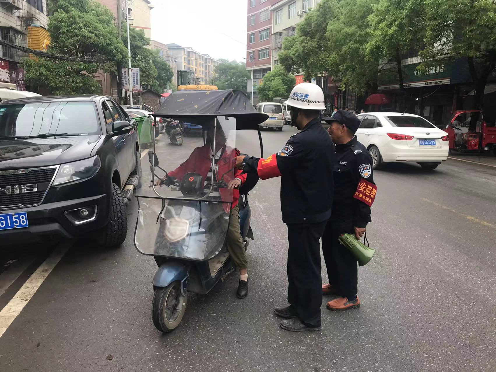花桥镇加大力度  持续开展“一盔一带”整治行动