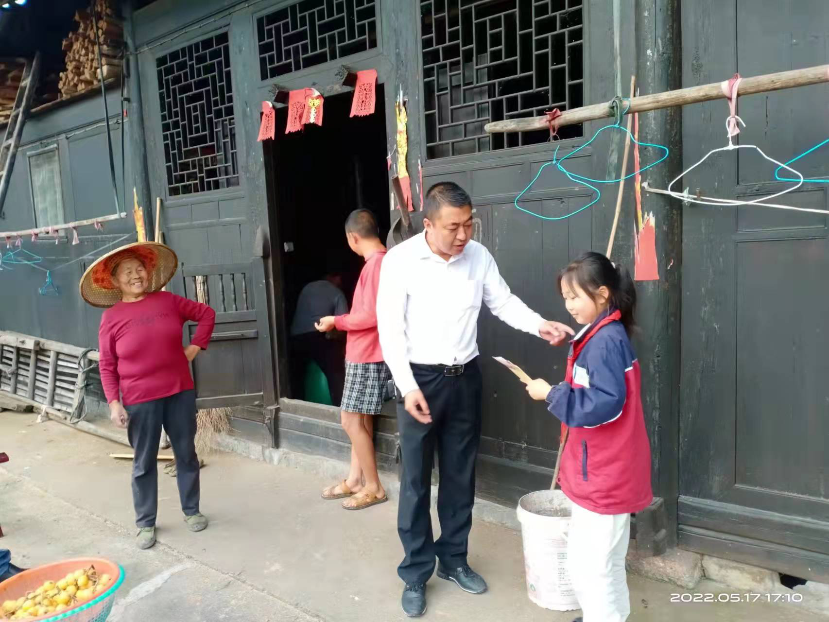 铜湾镇：走访慰问困难学生 传递真情与温暖