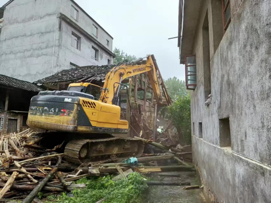 房屋建筑安全隐患大排查大整治|接龙镇：拆除闲置老旧危房，助推人居环境整治