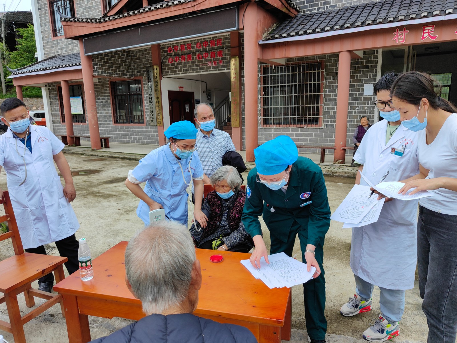 新建镇：“送苗入村”！全力推进60岁及以上人群新冠疫苗接种工作