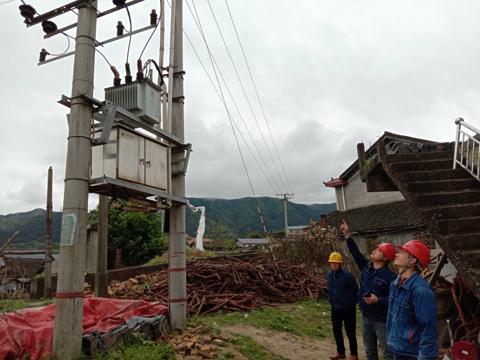 迎战强降雨 合力保安澜|国网中方县供电公司：全力以赴迎战新一轮极端天气