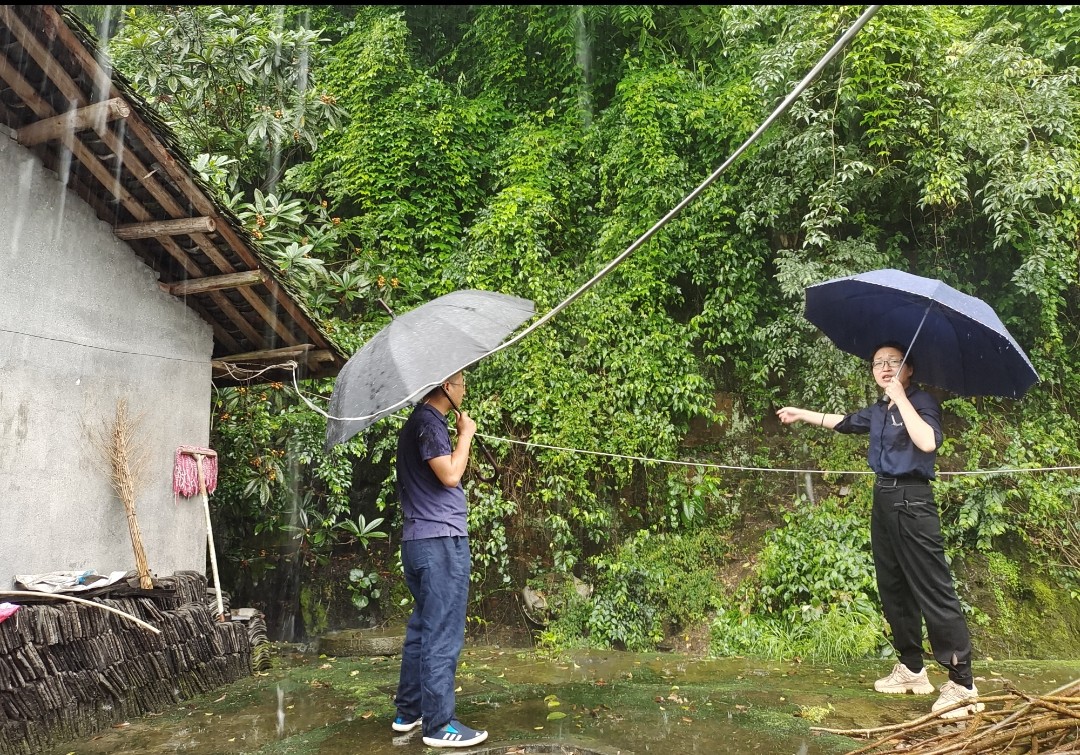 迎战强降雨 合力保安澜|新建镇党员干部构筑防汛的“红色防护墙”