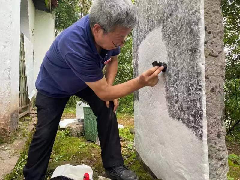 中方县花桥镇：山中“寻宝”——“三下乡”拓碑记