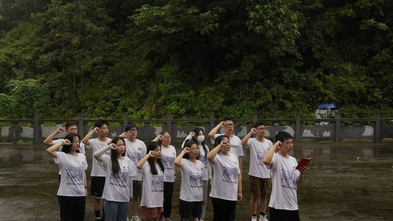 怀化学院“三下乡”社会实践团在花桥镇开展“学党史、铭英雄”红色教育