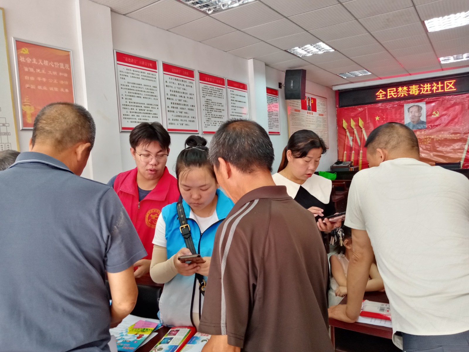 中方镇社工站:开展“全民禁毒进社区”主题宣传活动
